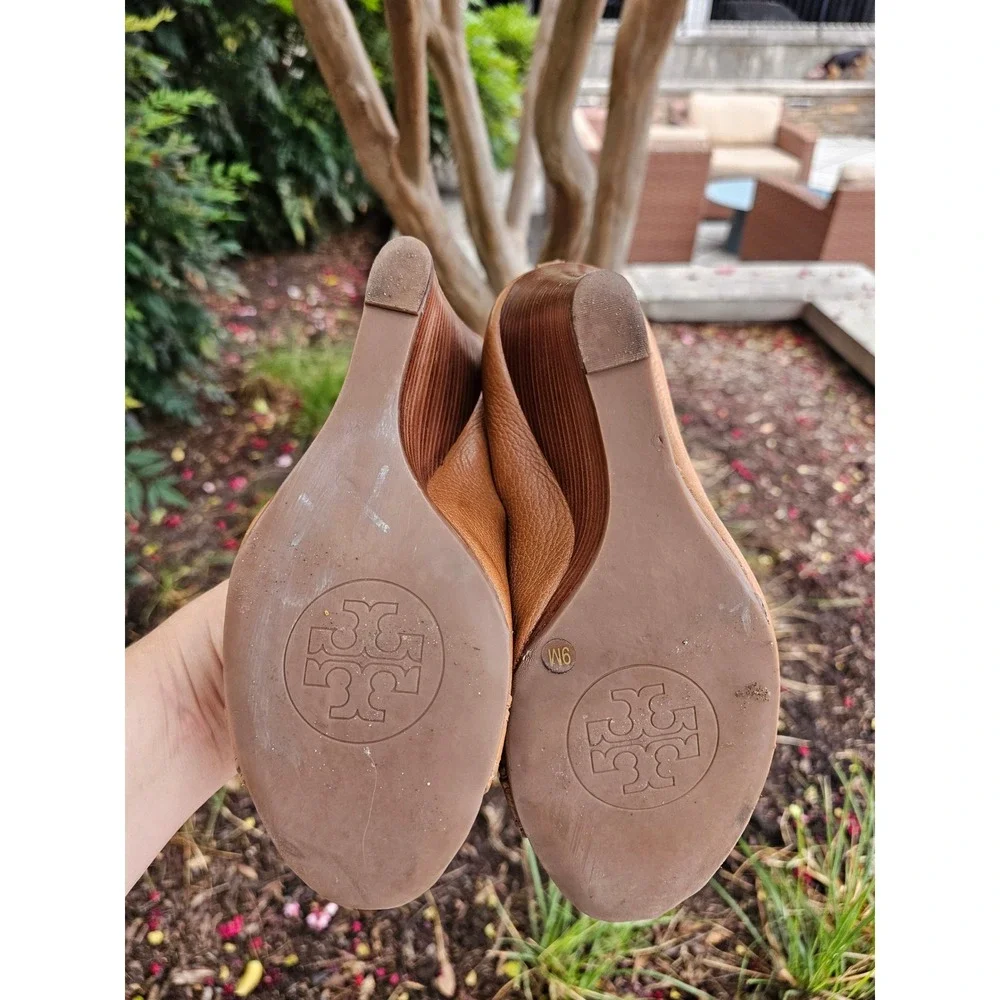 Tory Burch Leticia Peep Toe Wedge Heels 9 Tan Pebbled Leather Logo Buckle